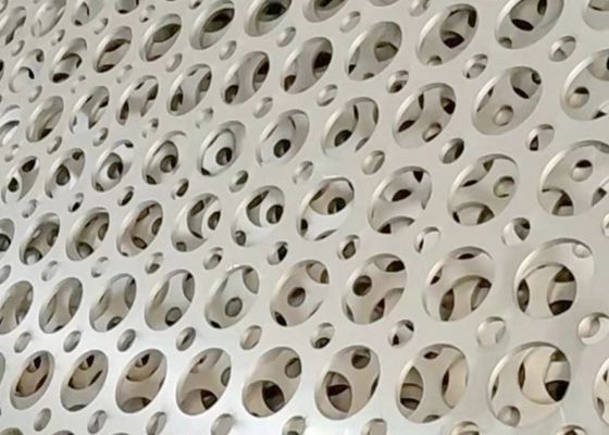 Lamiera di metallo punzonata verniciata a polvere con schemi di foratura personalizzabili e resistenza alla corrosione per architettura e decorazioni