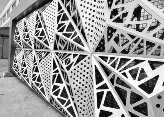 Lamiera di metallo punzonata verniciata a polvere con schemi di foratura personalizzabili e resistenza alla corrosione per architettura e decorazioni