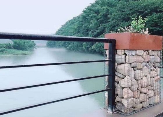 Griglia di filo saldato pesante utilizzata come gabione decorativo nella costruzione del paesaggio