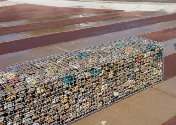 Griglia di filo saldato pesante utilizzata come gabione decorativo nella costruzione del paesaggio