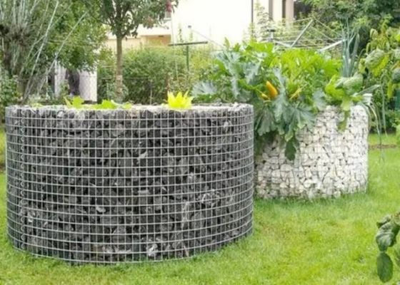 Griglia di filo saldato pesante utilizzata come gabione decorativo nella costruzione del paesaggio