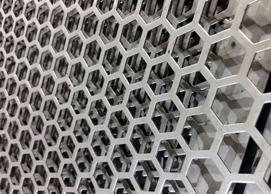 Fabbricazione di pannelli di lamiere metalliche perforate anodizzate di qualità superiore per applicazioni personalizzate