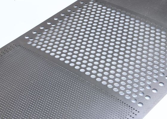 0.7 mm di lamiera di alluminio perforata bianca con fori quadrati per la decorazione