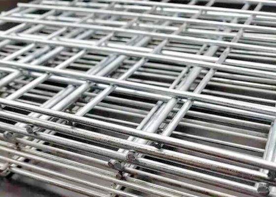 Dispositivi per l'elaborazione e la distribuzione di materiali di fabbricazione