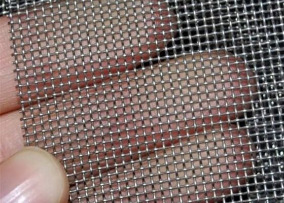 Rete 12x12 in acciaio ad alto tenore di carbonio di forma rettangolare, progettata per offrire eccezionale resistenza e stabilità in ambito industriale