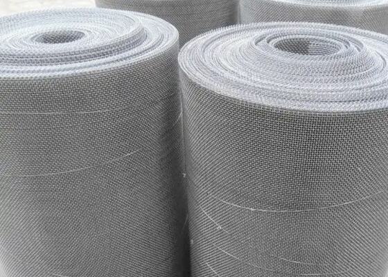 Rete 12x12 in acciaio ad alto tenore di carbonio di forma rettangolare, progettata per offrire eccezionale resistenza e stabilità in ambito industriale