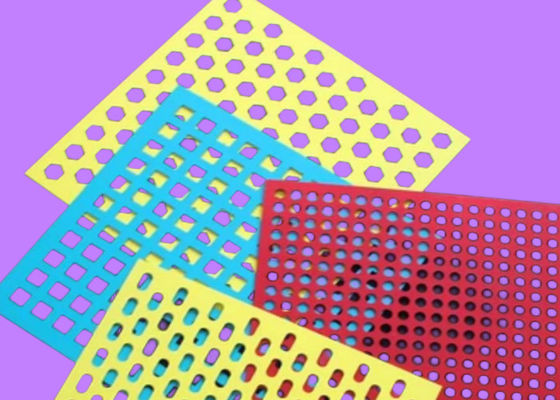 Lamiera di metallo punzonata verniciata a polvere con schemi di foratura personalizzabili e resistenza alla corrosione per architettura e decorazioni