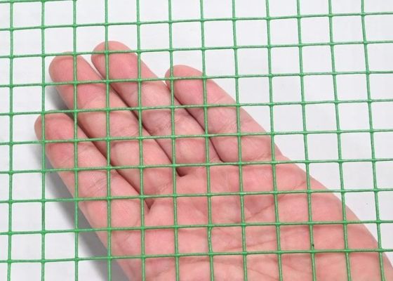 Griglia di filo laminata a fori quadrati con rivestimento in PVC con dimensioni di fori da 1/4'', 3/8'' e 3/4' per gabbie di sicurezza e recinti per animali