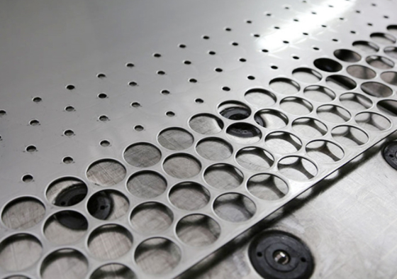 Soluzioni su misura realizzate con maglie di acciaio inossidabile perforate per esigenze specifiche